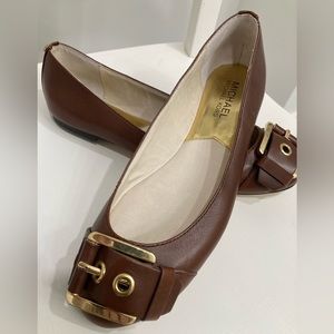 MICHAEL KORS BUCKLE BROWN FLATS - size 7